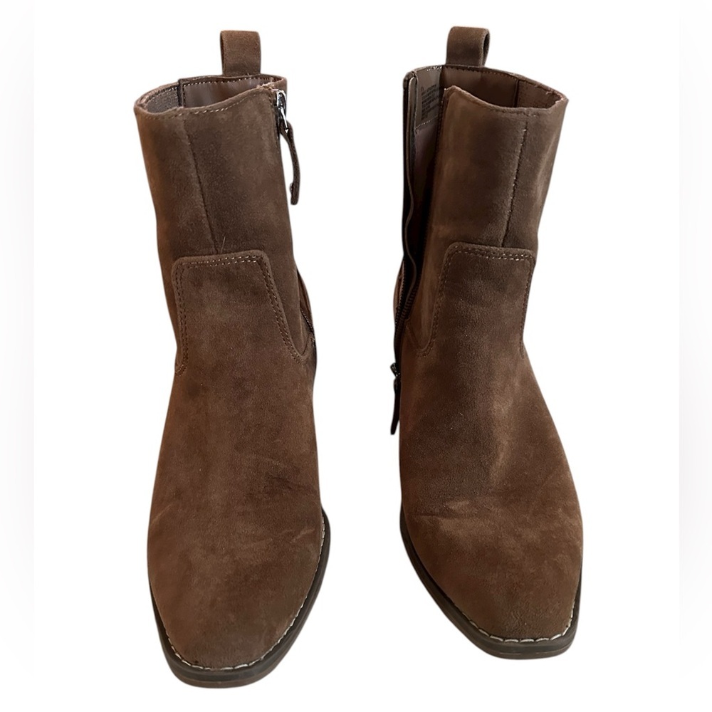 Universal Thread over the ankle heeled western Solita boot. Size 8 1/2.